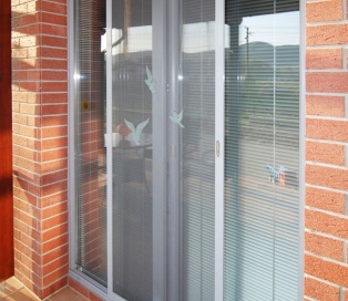 Dveřní posuvná sít proti hmyzu