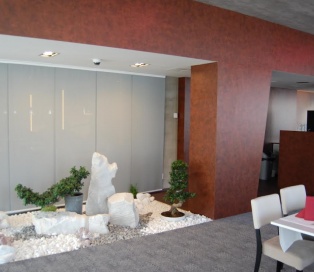 Záclony, japonská posuvná stěna a roletky v STEEHOTELu